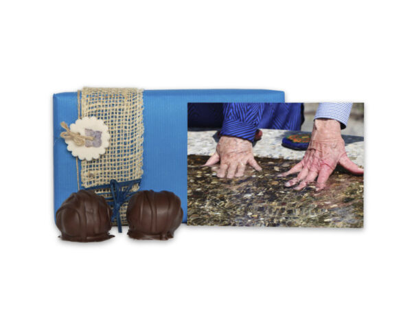 Original Manfla mit Grusskarte “Hände” als Geschenk verpackt
