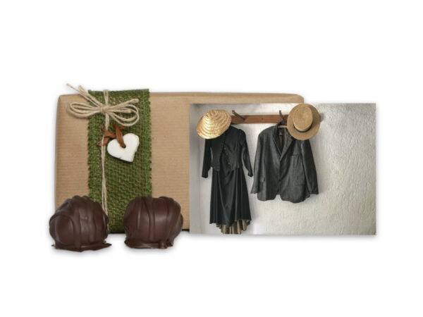 Original Manfla mit Grusskarte “Kleiderpaar” als Geschenk verpackt