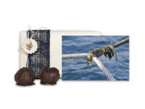 Original Manfla mit Grusskarte “Knoten” als Geschenk verpackt